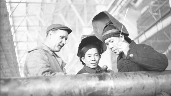 Thợ hàn Nikolai Shcherbinin (bên trái) từ Nhà máy sửa chữa tàu Nakhodka đang hướng dẫn các học viên đến từ Cộng hòa Dân chủ Việt Nam. - Sputnik Việt Nam
