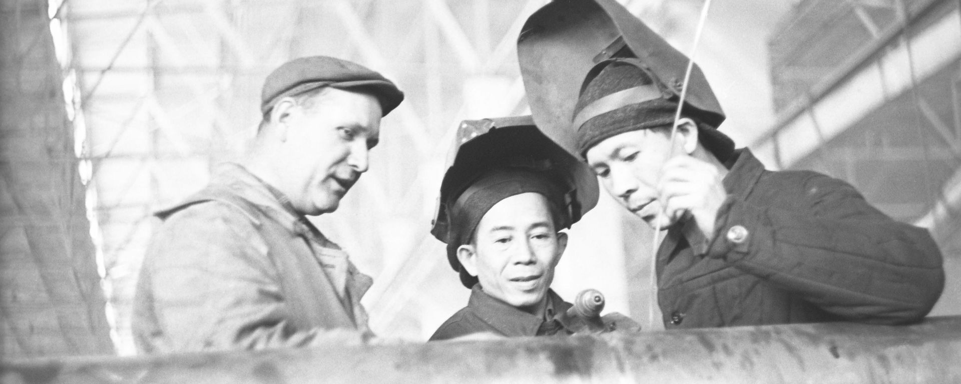 Thợ hàn Nikolai Shcherbinin (bên trái) từ Nhà máy sửa chữa tàu Nakhodka đang hướng dẫn các học viên đến từ Cộng hòa Dân chủ Việt Nam. - Sputnik Việt Nam, 1920, 21.09.2026