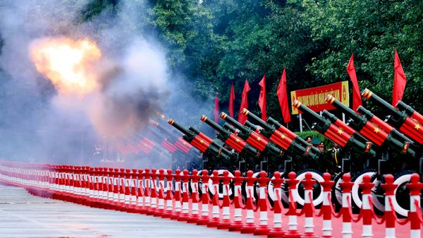 Nghi thức bắn 21 loạt đại bác chào mừng Nhà vua Vương quốc Thái Lan Maha Vajiralongkorn Phra Vajiraklaochaoyuhua cùng Hoàng hậu - Sputnik Việt Nam