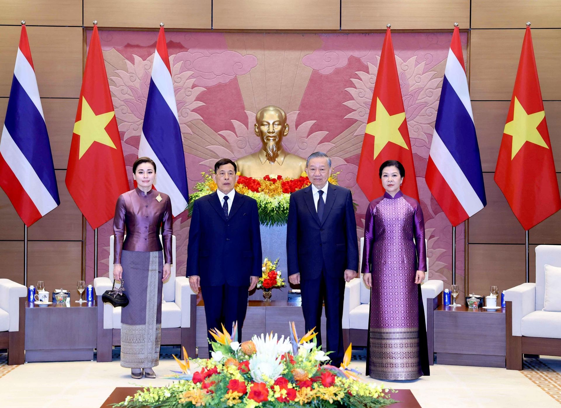 Tổng Bí thư, Chủ tịch nước Tô Lâm và Phu nhân Ngô Phương Ly cùng Nhà vua Thái Lan Maha Vajiralongkorn Phra Vajiraklaochaoyuhua và Hoàng hậu Suthida Bajrasudhabimalalakshana chụp ảnh chung - Sputnik Việt Nam, 1920, 15.09.2026