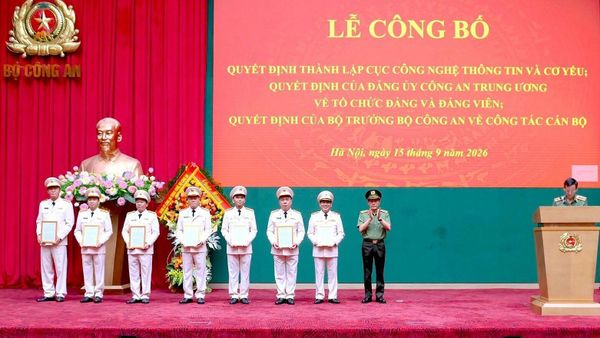 Bộ trưởng Lương Tam Quang trao quyết định cho Cục trưởng và Phó cục trưởng Công nghệ thông tin và Cơ yếu. Ảnh: Bộ Công an - Sputnik Việt Nam