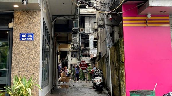 Lực lượng chức năng phong tỏa hiện trường, điều tra nguyên nhân vụ cháy nhà ở số 2B, ngách 264/2 Thụy Khuê, phường Tây Hồ, thành phố Hà Nội - Sputnik Việt Nam