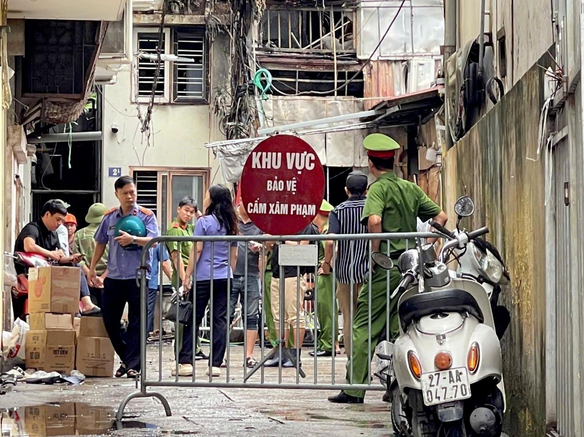 Lực lượng chức năng phong tỏa hiện trường vụ cháy tại số 2B, ngách 264/2 Thụy Khuê, phường Tây Hồ, thành phố Hà Nộiđể phục vụ công tác điều tra. Ảnh: Trung Nguyên - TTXVN - Sputnik Việt Nam, 1920, 16.09.2026