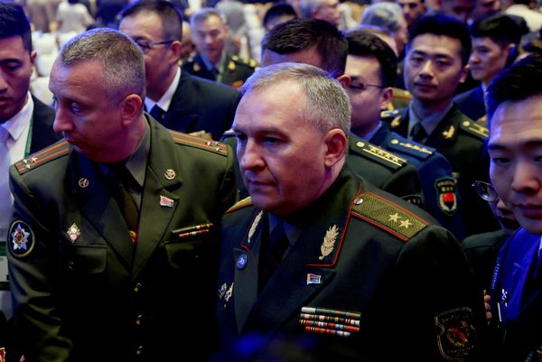 Bộ trưởng Quốc phòng Belarus Viktor Khrenin sau phiên họp toàn thể của Diễn đàn An ninh Quốc tế Hương Sơn tại Bắc Kinh, Trung Quốc. - Sputnik Việt Nam
