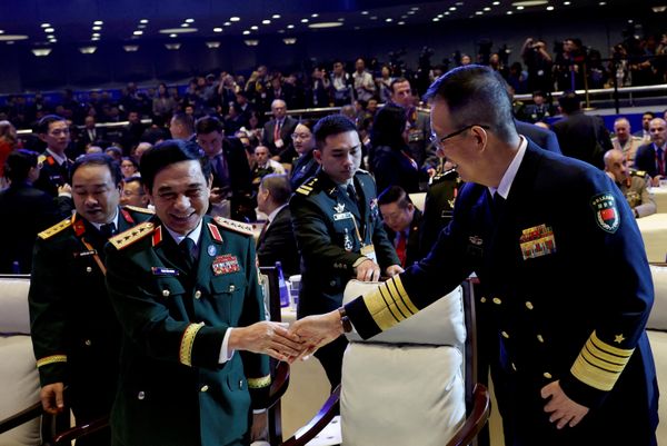 Bộ trưởng Quốc phòng Trung Quốc Đổng Quân bắt tay Bộ trưởng Quốc phòng Việt Nam Phan Văn Giang trước lễ khai mạc Diễn đàn An ninh Quốc tế Hương Sơn tại Bắc Kinh, Trung Quốc. - Sputnik Việt Nam