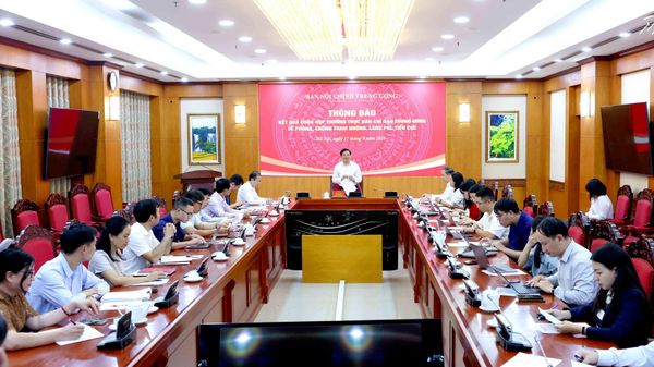 Đồng chí Đặng Văn Dũng, Uỷ viên Trung ương Đảng, Phó trưởng ban Nội chính Trung ương chủ trì buổi thông báo - Sputnik Việt Nam