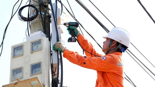 Nhân viên Điện lực của tỉnh Lạng Sơn khắc phục, xử lý sự cố điện do ảnh hưởng của cơn bão số 4, sớm khôi phục cấp điện phục vụ sản xuất, sinh hoạt cho nhân dân - Sputnik Việt Nam