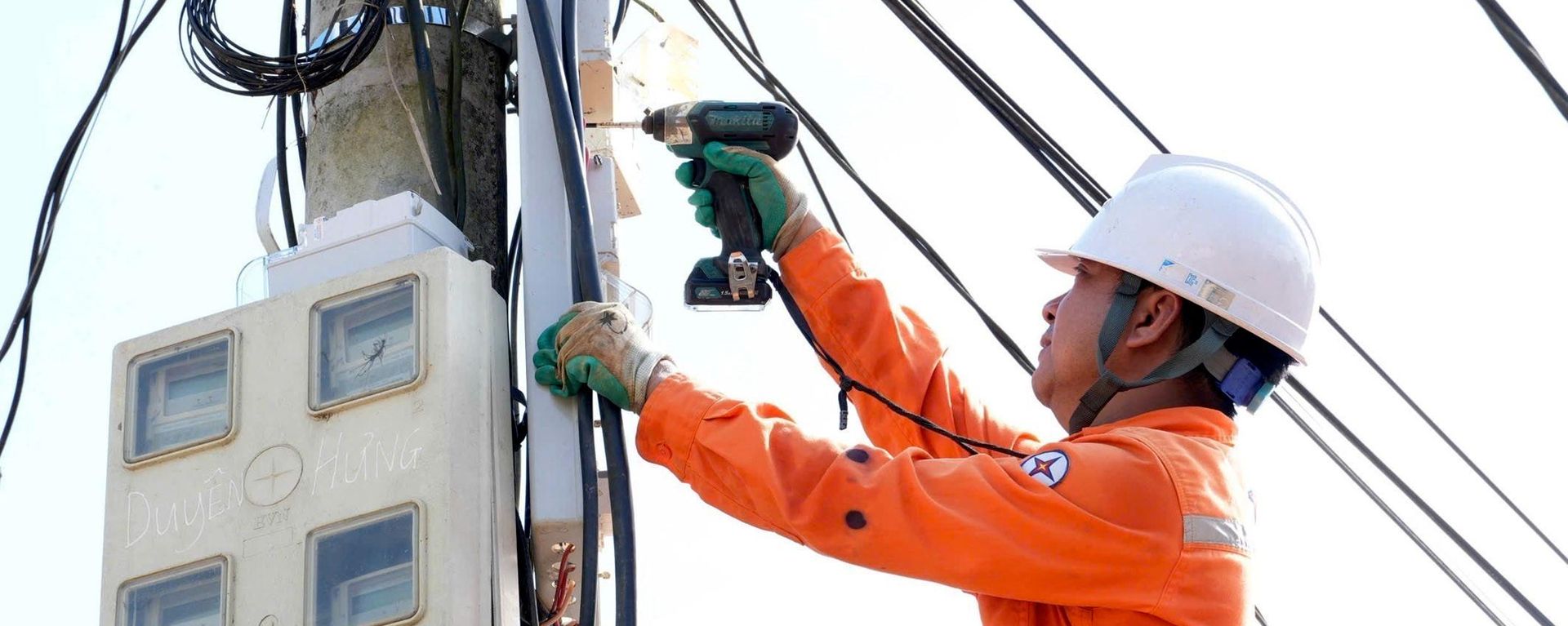 Nhân viên Điện lực của tỉnh Lạng Sơn khắc phục, xử lý sự cố điện do ảnh hưởng của cơn bão số 4, sớm khôi phục cấp điện phục vụ sản xuất, sinh hoạt cho nhân dân - Sputnik Việt Nam, 1920, 17.09.2026