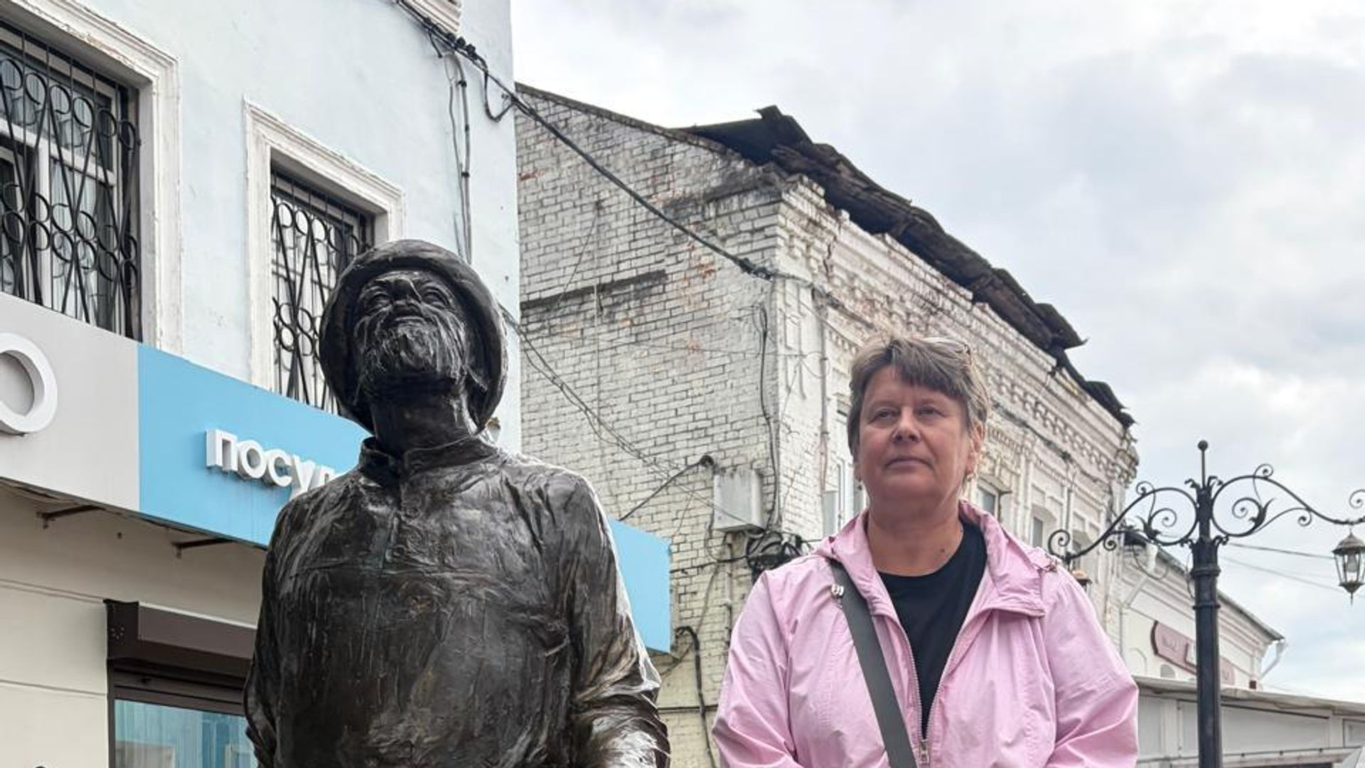 Svetlana Farnieva bên cạnh một tác phẩm điêu khắc của Tsiolkovsky Svetlana Farnieva bên cạnh một tác phẩm điêu khắc của Tsiolkovsky - Sputnik Việt Nam, 1920, 18.09.2026