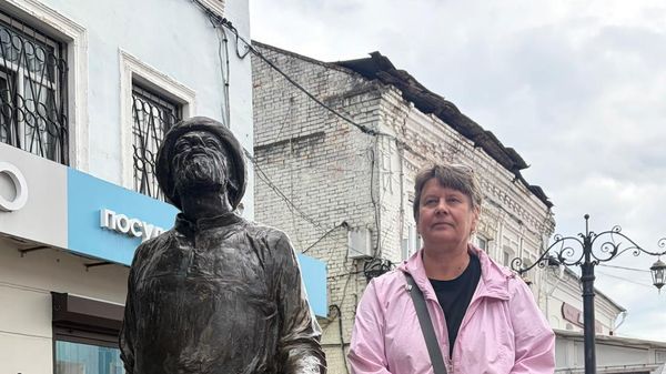 Svetlana Farnieva bên cạnh một tác phẩm điêu khắc của Tsiolkovsky - Sputnik Việt Nam