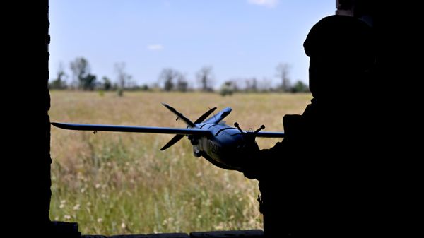 Hoạt động tác chiến của kíp điều khiển UAV Sokol thuộc nhóm lực lượng Trung tâm tại hướng Dobropillya thuộc Quân khu Bắc. - Sputnik Việt Nam