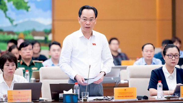 Bộ trưởng Giáo dục và Đào tạo Hoàng Minh Sơn phát biểu tại phiên giải trình sáng 20/9 - Sputnik Việt Nam