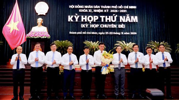 Lãnh đạo Thành ủy, HĐND, UBND Thành phố tặng hoa chúc mừng ông Trương Minh Huy Vũ được bầu giữ chức Phó Chủ tịch UBND Thành phố Hồ Chí Minh - Sputnik Việt Nam