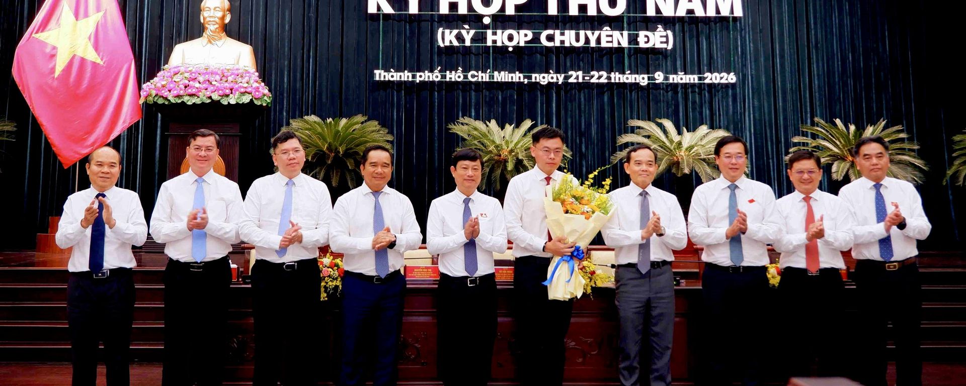 Lãnh đạo Thành ủy, HĐND, UBND Thành phố tặng hoa chúc mừng ông Trương Minh Huy Vũ được bầu giữ chức Phó Chủ tịch UBND Thành phố Hồ Chí Minh - Sputnik Việt Nam, 1920, 21.09.2026