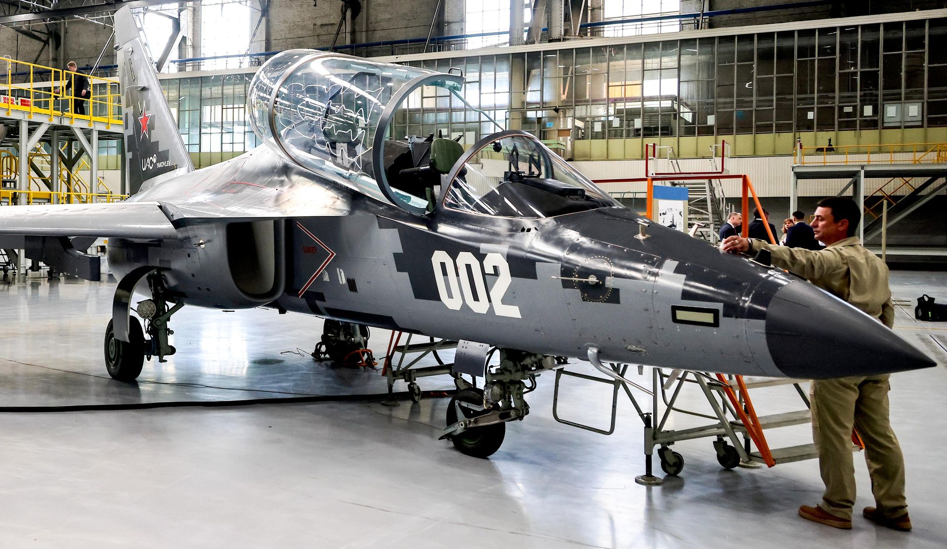 Một chiếc máy bay huấn luyện chiến đấu Yak-130M hiện đại hóa đang được trưng bày tại Nhà máy Hàng không Irkutsk. - Sputnik Việt Nam, 1920, 21.09.2026