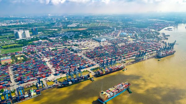 Ảnh chụp từ trên cao cảng Cát Lái với tàu chở hàng và container. - Sputnik Việt Nam