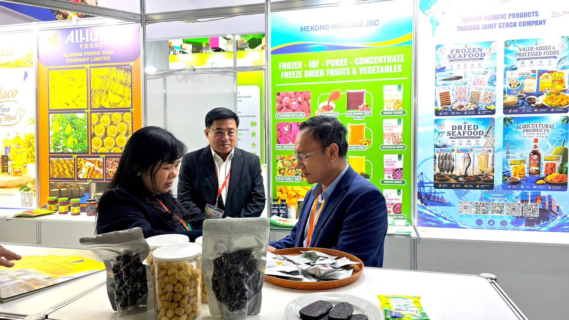 Ông Trần Văn An tại gian hàng Mekong Herbals Ông Trần Văn An tại gian hàng Mekong Herbals - Sputnik Việt Nam, 1920, 22.09.2026