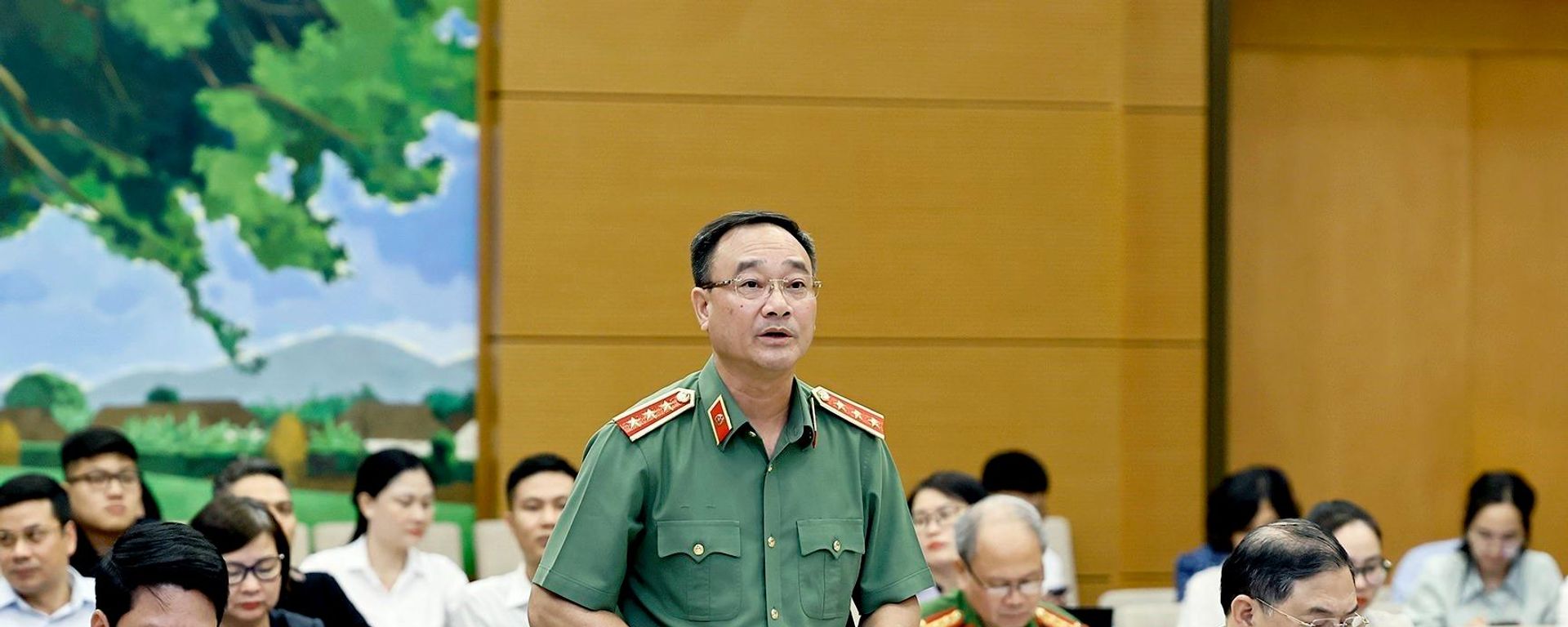 Thượng tướng Phạm Thế Tùng, Thứ trưởng Bộ Công an thuyết trình về nội dung cơ bản của dự thảo - Sputnik Việt Nam, 1920, 23.09.2026