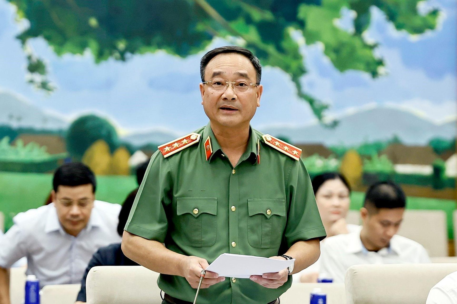 Thượng tướng Phạm Thế Tùng, Thứ trưởng Bộ Công an thuyết trình về nội dung cơ bản của dự thảo - Sputnik Việt Nam, 1920, 23.09.2026
