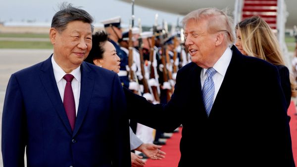 Tổng thống Mỹ Donald Trump và Chủ tịch Trung Quốc Tập Cận Bình trong lúc ông Tập đến căn cứ không quân Andrews, Mỹ. - Sputnik Việt Nam