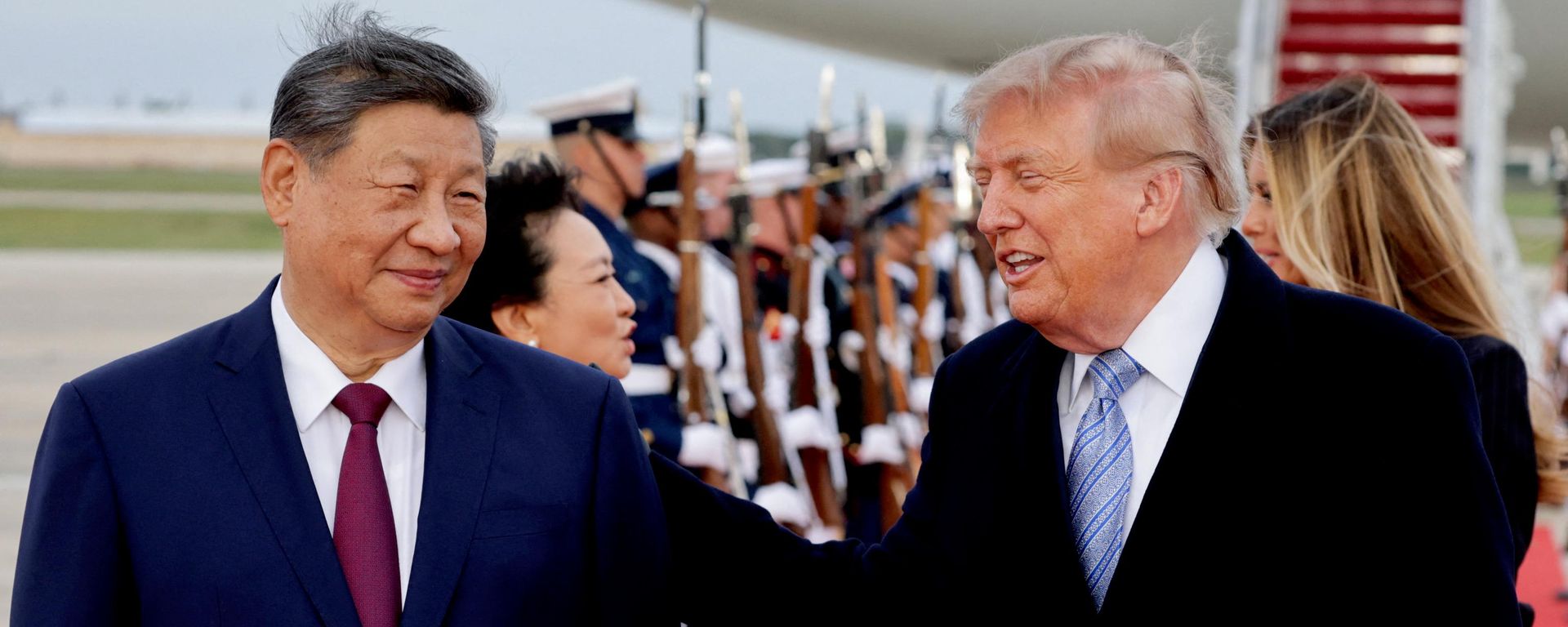 Tổng thống Mỹ Donald Trump và Chủ tịch Trung Quốc Tập Cận Bình trong lúc ông Tập đến căn cứ không quân Andrews, Mỹ. - Sputnik Việt Nam, 1920, 24.09.2026