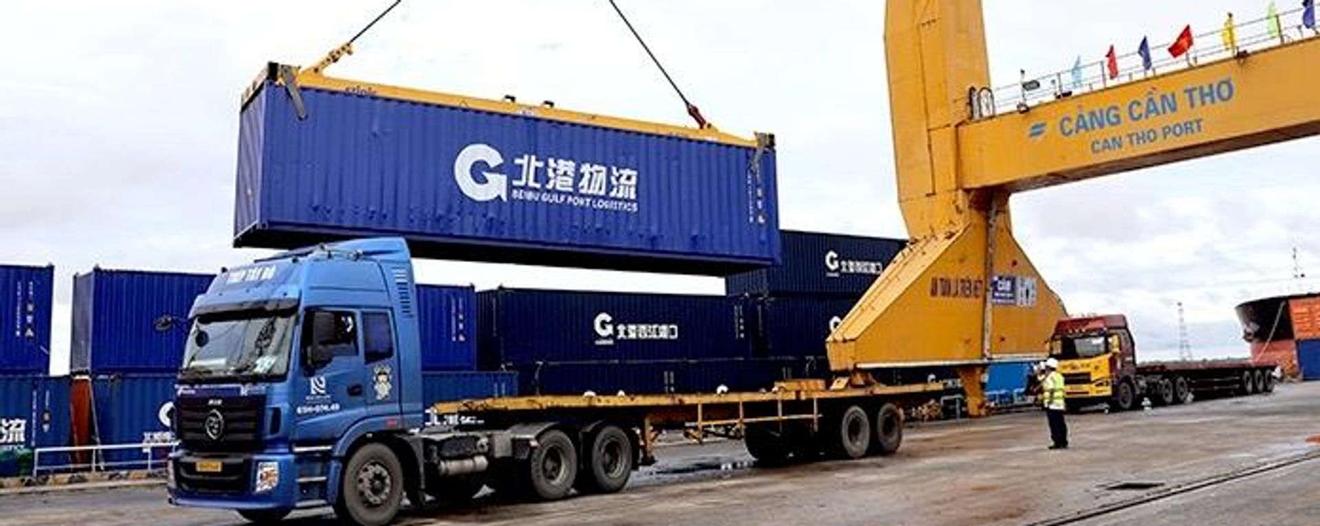 Các container đầu tiên được xếp dỡ tại Bến Cảng Cái Cui, Cảng Cần Thơ. - Sputnik Việt Nam, 1920, 24.09.2026