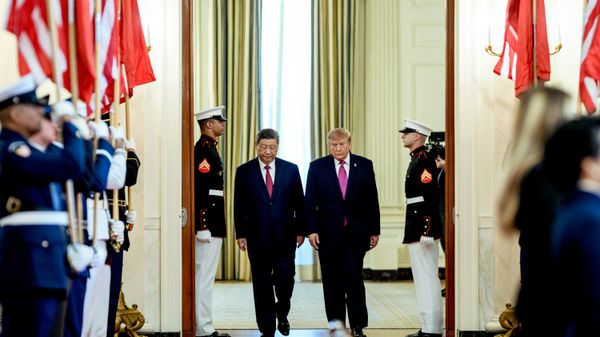 Tổng thống Donald J. Trump và Chủ tịch Trung Quốc Tập Cận Bình bước vào Tầng Lễ tân của Nhà Trắng trong khuôn khổ chuyến thăm cấp nhà nước mang tính lịch sử. - Sputnik Việt Nam