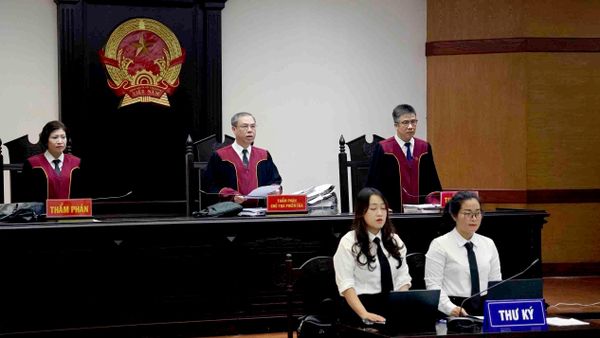 Thẩm phán, Chủ toạ phiên toà Võ Hồng Sơn điều hành phiên xét xử phúc thẩm sáng 25/9 - Sputnik Việt Nam