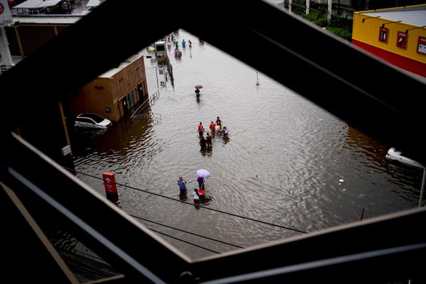 Người dân trên con phố ngập nước ở Bangkok. - Sputnik Việt Nam
