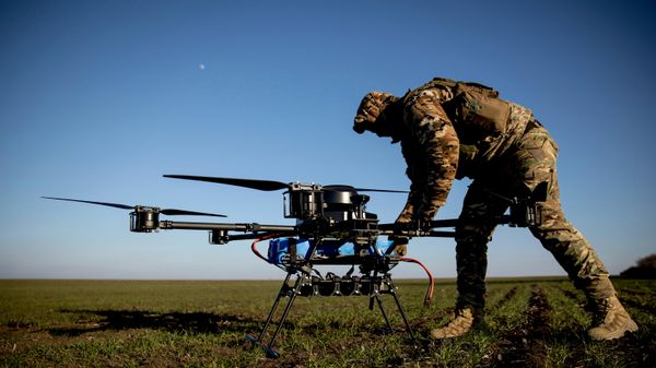 Binh sĩ Ukraina chuẩn bị phóng máy bay không người lái tấn công. - Sputnik Việt Nam