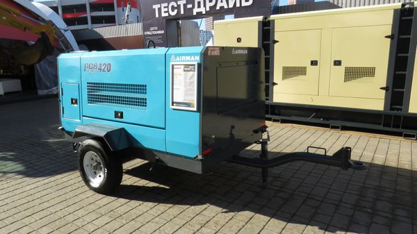 Thêm một cỗ máy  từ «Tekhstroikontrakt» - máy nén khí kéo theo AIRMAN PDS420S-6D1 với động cơ tăng áp diesel Nhật Bản KUBOTA. Năng suất - 11.9 m3 không khí nén/phút ở áp suất làm việc 0.7 MPa - Sputnik Việt Nam