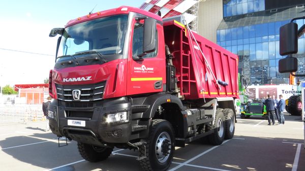 Cỗ máy làm việc kiên cường. Xe ben tự trút KAMAZ-65952-СА 6х6, đủ sức vận hành trong điều kiện khắc nghiệt. Tải trọng - 23.5 tấn, tổng trọng lượng  - 41 tấn. Công suất động cơ diesel - 482 mã lực, mô-men xoắn cực đại - 2403 N.m - Sputnik Việt Nam