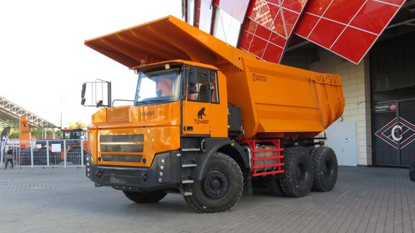 Gã khổng lồ» khác từ vùng ngoại ô Matxcơva - xe tải tự trút chuyên dụng khai thác mỏ để vận chuyển đá tảng TONAR-7504 6х4. Thể tích thùng xe - 40 m3, tải trọng - 55 tấn, trọng lượng tối đa - 90 tấn - Sputnik Việt Nam