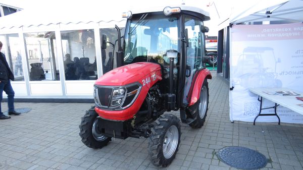 Máy kéo TZR 244 dẫn động bốn bánh đa năng do Nhà máy Máy kéo «Rusich» từ Cộng hòa Chuvash vùng Volga giới thiệu - Sputnik Việt Nam