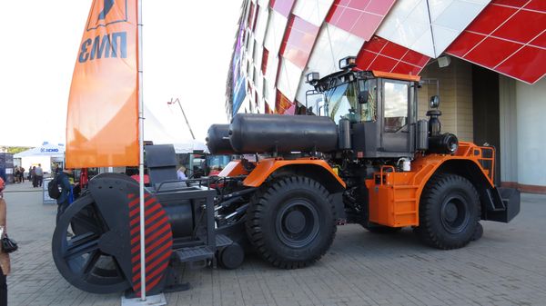 Xe dọn tuyết chạy trên hệ thống di chuyển kết hợp (bánh lốp và đường ray) do «Peterburgsky Mashinostroitelny Zavod» (tỉnh Leningrad) sản xuất trên nền tảng của chính xe kéo hạng nặng đa năng «STANISLAV-705» của mình - Sputnik Việt Nam