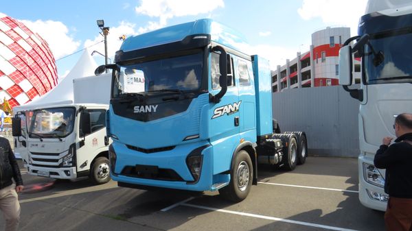 Tại khu vực lái thử của triển lãm, bạn có thể trải nghiệm xe đầu kéo điện SANY S449TE6х4G. Xe điện phân khúc hạng nặng thế này đối với Nga hiện vẫn là  hàng độc lạ - Sputnik Việt Nam