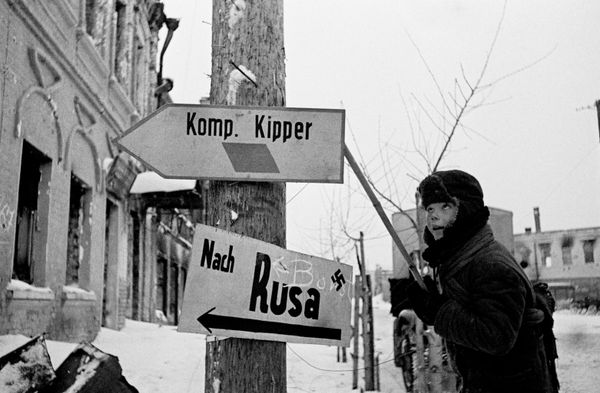 Великая Отечественная война 1941-1945 гг. Битва под Москвой. В ОСВОБОЖДЕННОМ от немецко-фашистских захватчиков Волоколамске. - Sputnik Việt Nam
