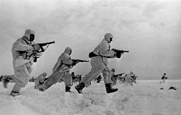 Chiến tranh Vệ quốc Vĩ đại 1941-1945. Trận chiến bảo vệ Matxcơva. Các chiến sĩ Hồng quân thuộc đơn vị của Trung úy Rebenko xông lên tấn công. Hướng Mozhaisk. Mặt trận phía Tây. - Sputnik Việt Nam