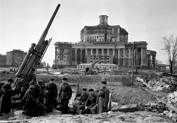 Chiến tranh Vệ quốc Vĩ đại. 1941-1945. Trận chiến bảo vệ Matxcơva. Khẩu đội pháo phòng không 3-K 76,2mm bố trí trước Nhà hát Hồng quân ở Matxcơva. - Sputnik Việt Nam