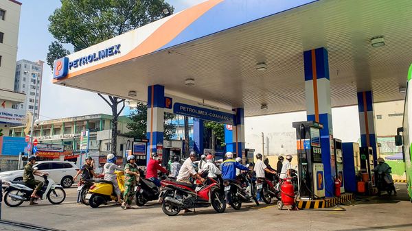 Xếp hàng tại một cây xăng Petrolimex ở Thành phố Hồ Chí Minh, Việt Nam. Xếp hàng tại một cây xăng Petrolimex ở Thành phố Hồ Chí Minh, Việt Nam. - Sputnik Việt Nam