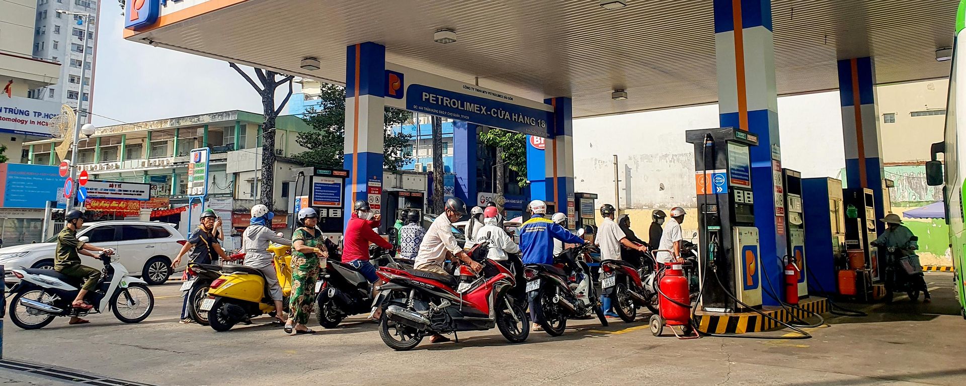 Xếp hàng tại một cây xăng Petrolimex ở Thành phố Hồ Chí Minh, Việt Nam. - Sputnik Việt Nam, 1920, 30.09.2026