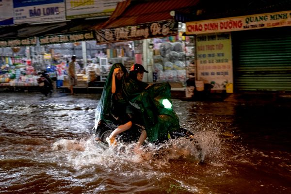 Người dân trên đường phố trong thời gian ngập lụt ở Thành phố Hồ Chí Minh. - Sputnik Việt Nam