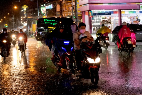 Người dân trên đường phố trong thời gian ngập lụt ở Thành phố Hồ Chí Minh. - Sputnik Việt Nam