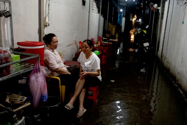 Người dân trên đường phố trong thời gian ngập lụt ở Thành phố Hồ Chí Minh. - Sputnik Việt Nam