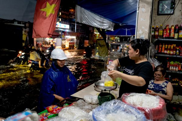 Người dân trên đường phố trong thời gian ngập lụt ở Thành phố Hồ Chí Minh. - Sputnik Việt Nam