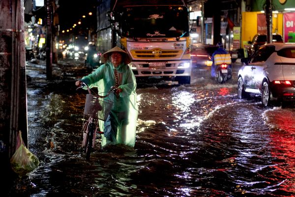 Người dân trên đường phố trong thời gian ngập lụt ở Thành phố Hồ Chí Minh. - Sputnik Việt Nam