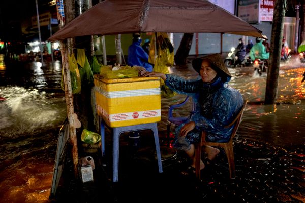 Người dân trên đường phố trong thời gian ngập lụt ở Thành phố Hồ Chí Minh. - Sputnik Việt Nam