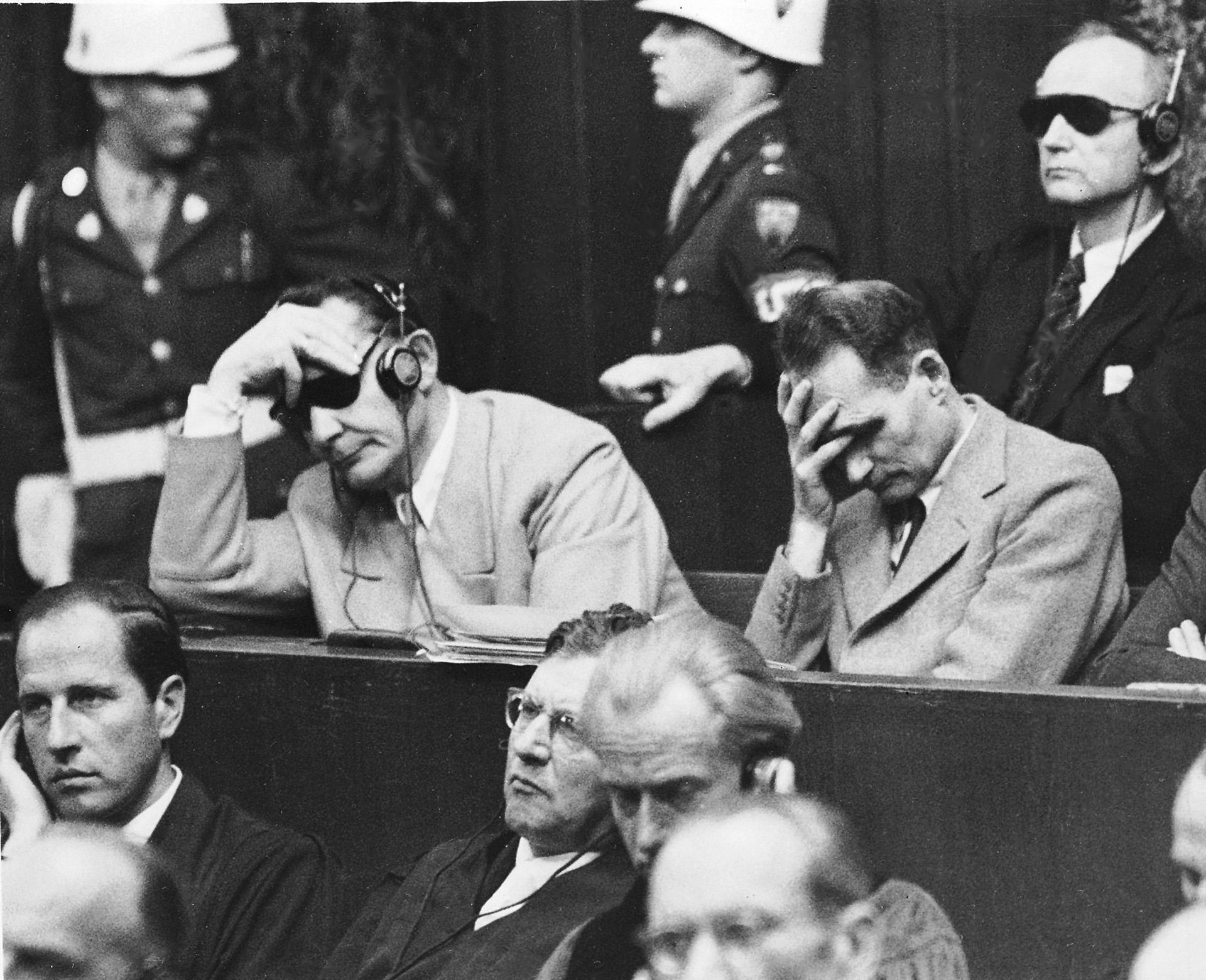 Rudolf Hess (bên phải) ôm đầu vì đau bụng trong phiên tòa xét xử tội ác chiến tranh Nuremberg. - Sputnik Việt Nam, 1920, 01.10.2026
