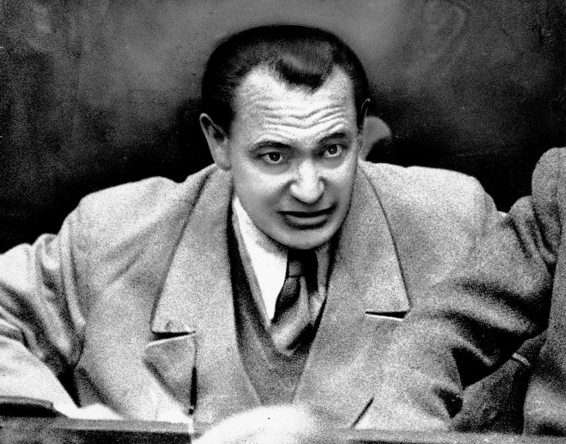 Thống chế Hermann Goering lắng nghe phần đọc phán quyết trong phòng xử án tại Cung điện Công lý trong suốt phiên tòa Nuremberg. - Sputnik Việt Nam, 1920, 01.10.2026