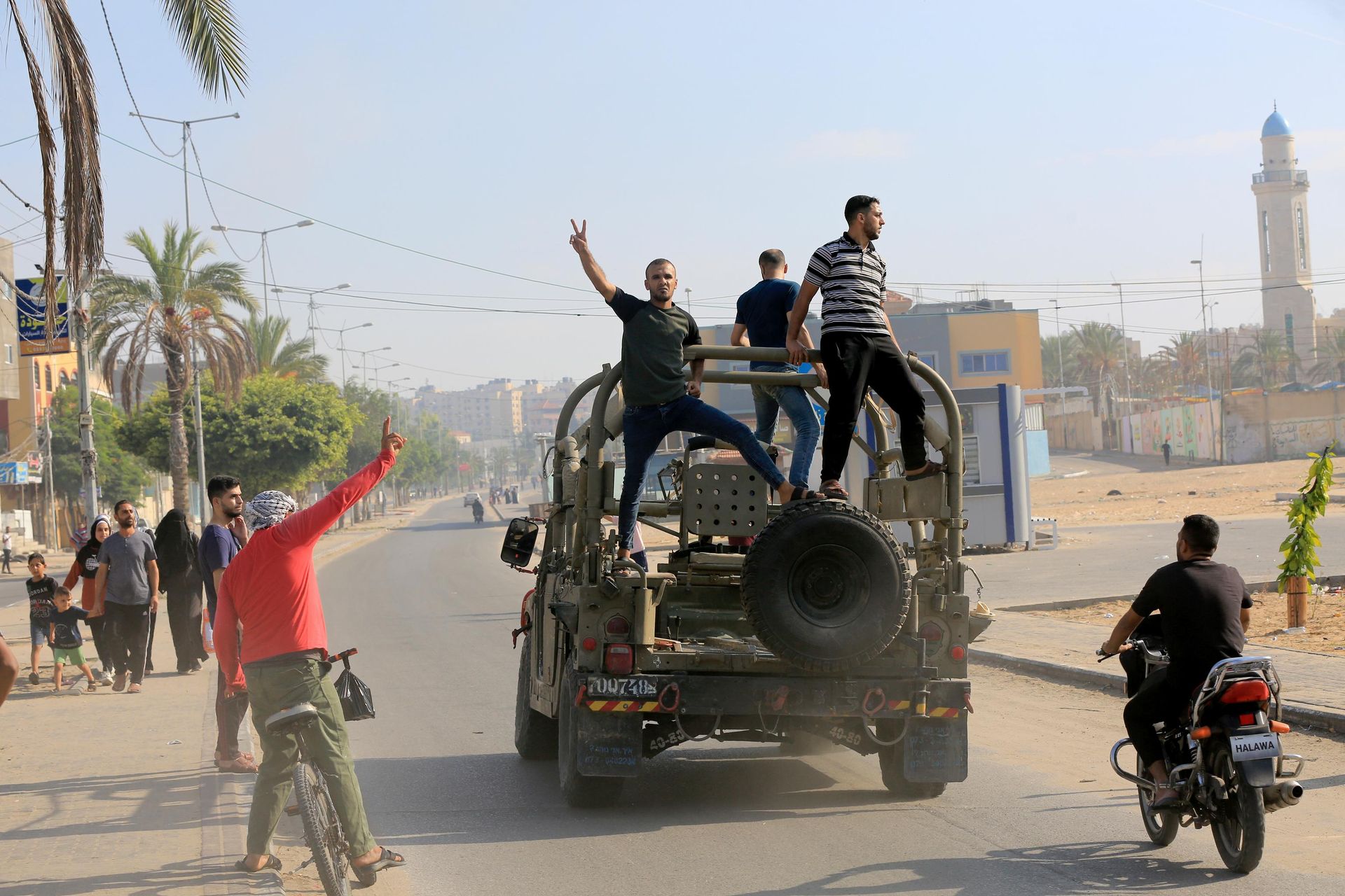 Các chiến binh Palestine ngồi trên một chiếc xe quân sự của Israel bị tịch thu tại Dải Gaza, Palestine. - Sputnik Việt Nam, 1920, 02.10.2026